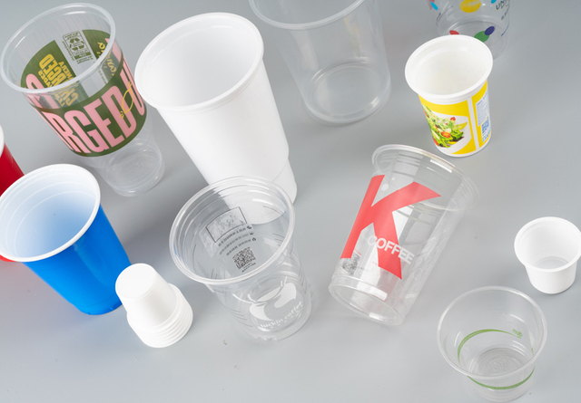 Fabrication de gobelets de marque personnalis&eacute;e